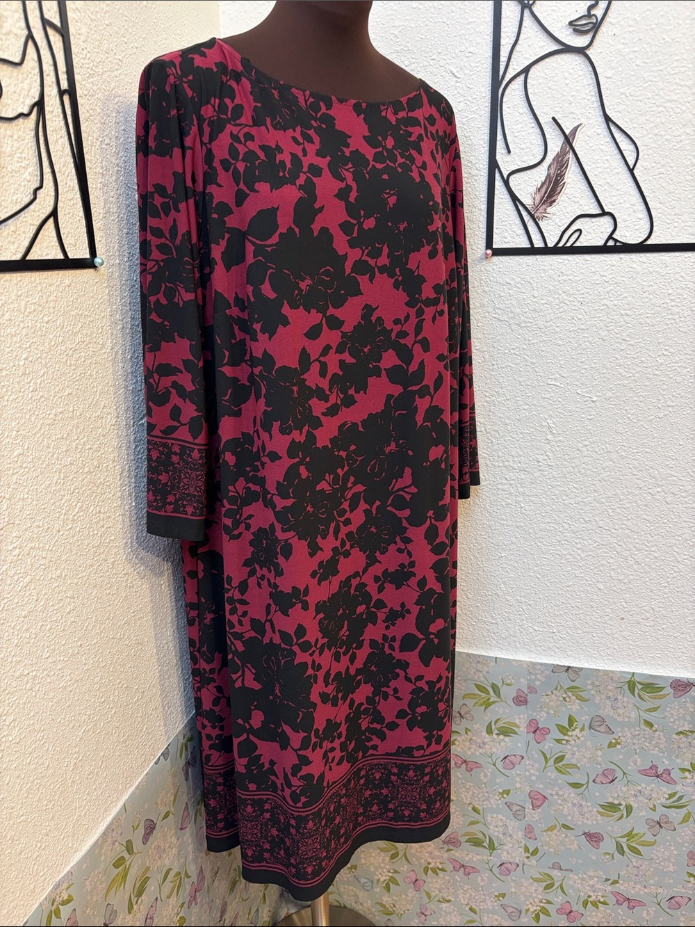 Wisp Woman maroon and black floral 3/4 sleeve shift midi dress. Size 16W.